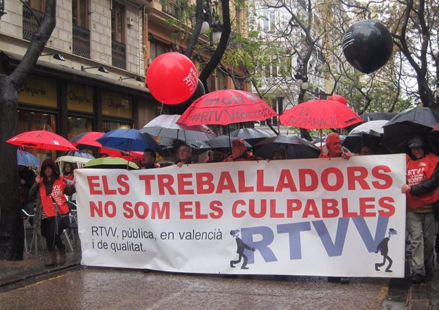 Manifestación de extrabajadores de RTVV en el tercer aniversario del cierre