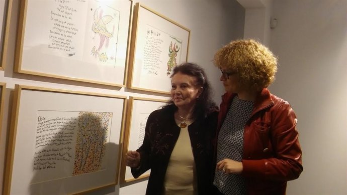 Marisa Ruz (dcha.) y Aitana Alberti contemplan la exposición
