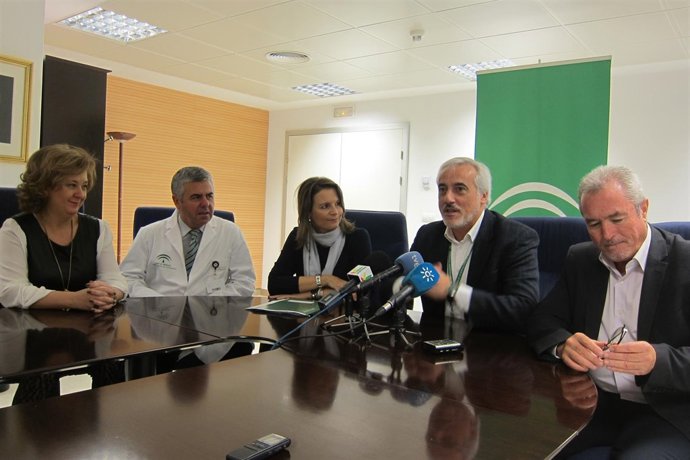 Sánchez Rovira (2d) presenta informa sobre el proyecto de investigación.