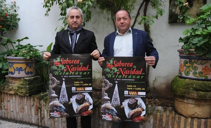 El delegado de Cooperación con los Municipios, Maximiano Izquierdo (izda.)