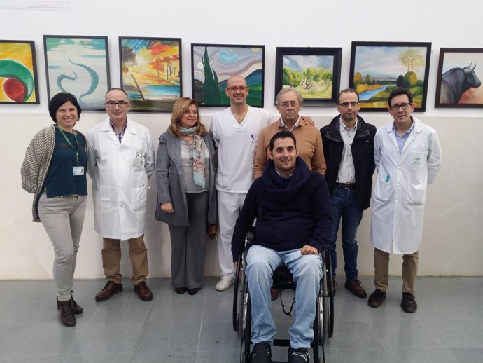 Navajas (centro) con familiares y profesionales del hospital