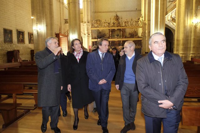 Cirác y De Santiago Juárez visitan un templo en Rioseco