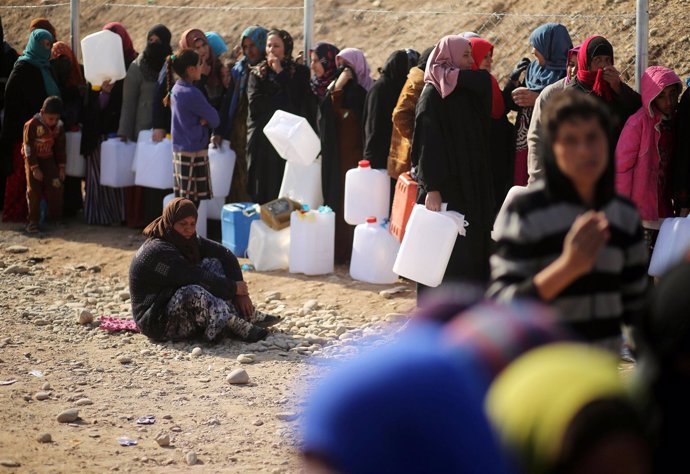 Desplazados en Mosul con garrafas de agua