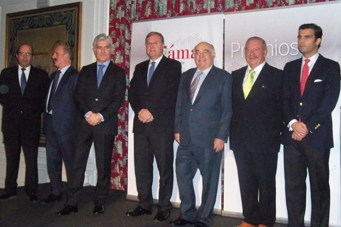El alcalde de León, junto a los premiados a la excelencia en internacionalizació