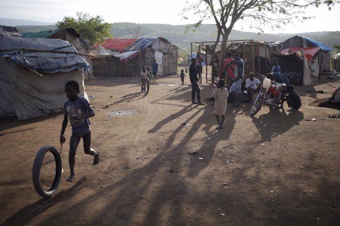 Varias personas deportadas se reúnen  en un campo en Anse a Prites, en Haití.