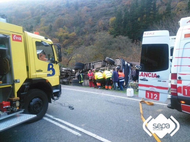 Accidente de un camión en Cangas de Narcea.