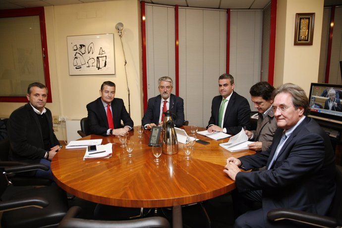 Sanz con alcaldes de Vejer y Conil y el director general de Protección Civil 