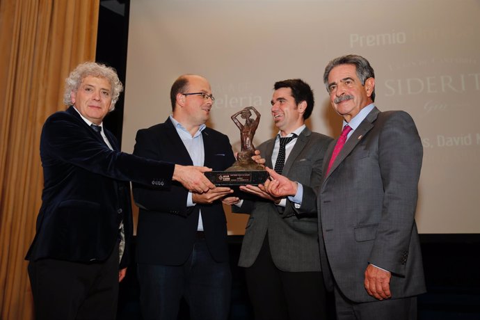Revilla y Cievas entregan el premio Horeca 2016 a la Destilería Siderit