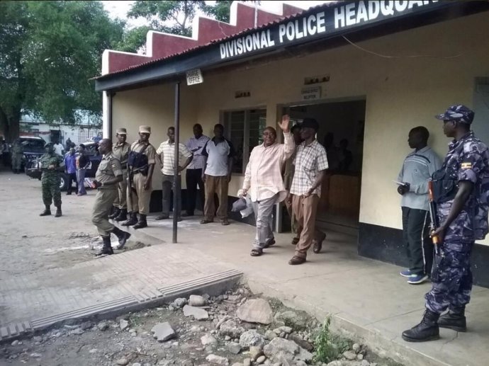 La policía de Uganda arresta al rey tribal de Rwenzururu, Charles Wesley