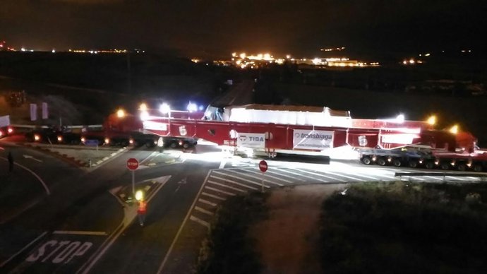El megaconvoy en el cruce de Esquíroz.
