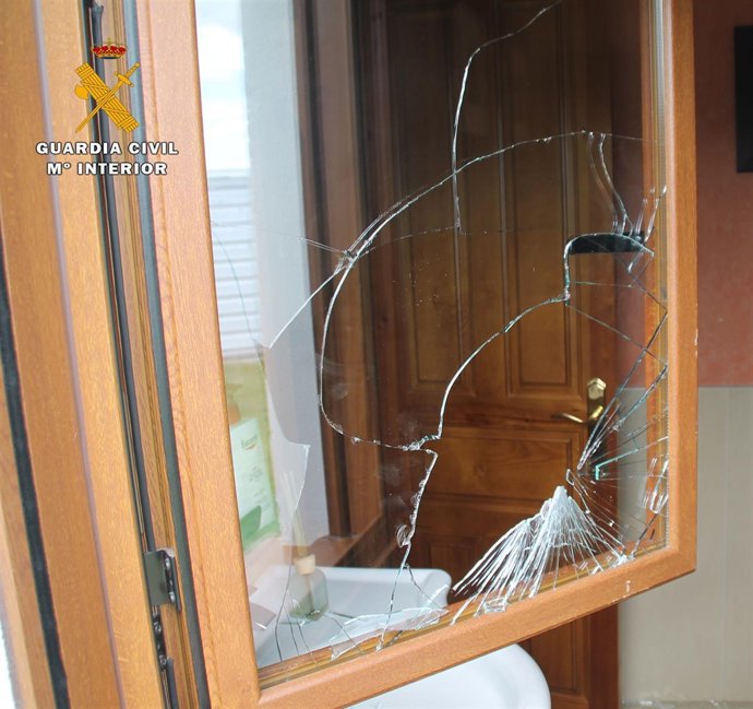 Daños en ventana de robos en casas de campo