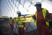 Activistas de Greenpeace cumplen 24 horas de protesta junto al proyecto de gas en Doñana