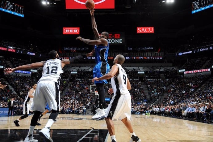 Ibaka en el Orlando Magic - San Antonio Spurs