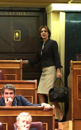 Cospedal en la puerta de salida del hemiciclo del Congreso de los Diputados