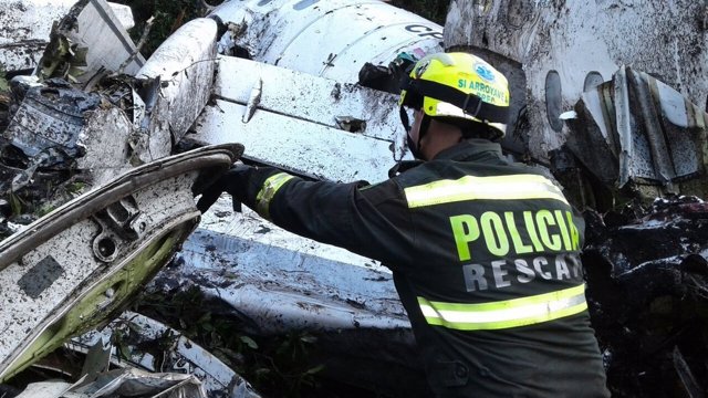 Un policía revisa los restos del avión del Chapecoense siniestrado en Antioquia