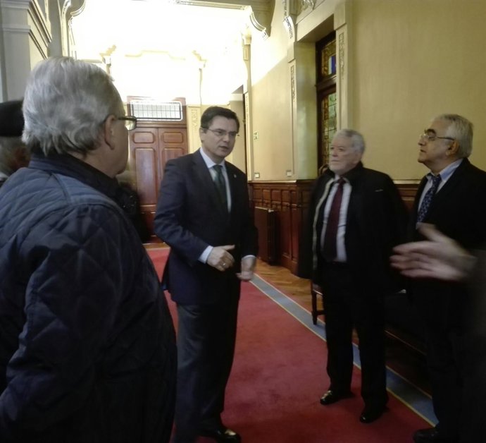 El presidente de la Junta, Pedro Sanjurjo, recibe a afectados por la A-64 