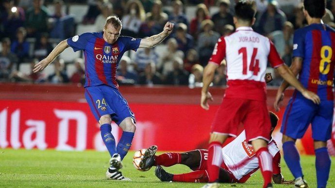 Mathieu en una acción del partido ante el Espanyol de la Supercopa