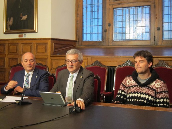 El físico Pablo Alonso, el rector Santiago G Granda y Enrique Jaimez, 