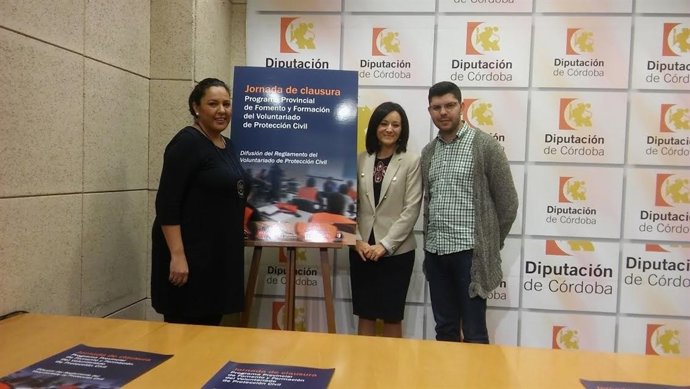 Amo (izda.) y Crespín, presentan la jornada de clausura de formación