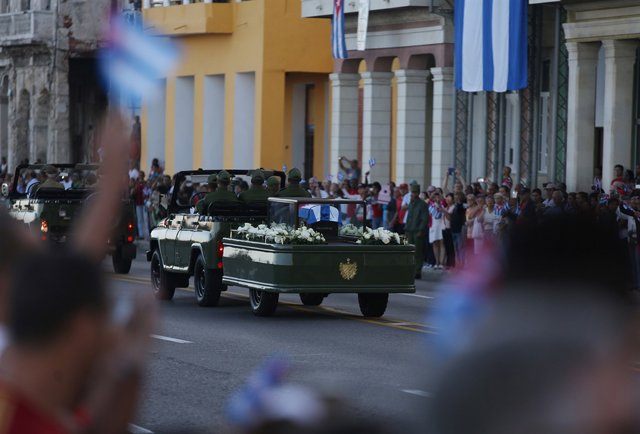 Cubanos con retratos de Fidel