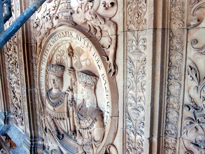 Medallón de los Reyes Católicos en la fachada de la USAL