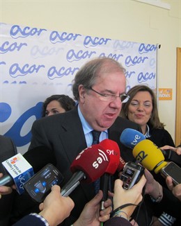 Herrera, durante su visita en la fábrica de ACOR en Olmedo. 