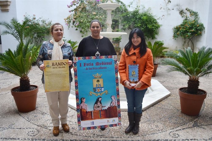 Amo (centro), durante la presentación del evento