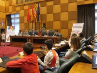 El alcalde destaca la "alta sensibilidad" de los escolares con los migrantes y refugiados