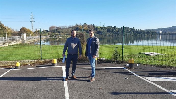 De Rueda (derecha) en Trasona, con el portavoz local del PP, Miguel Amado. 