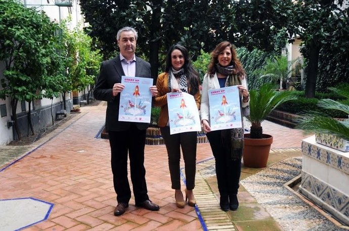 Gómez (centro), durante la presentación