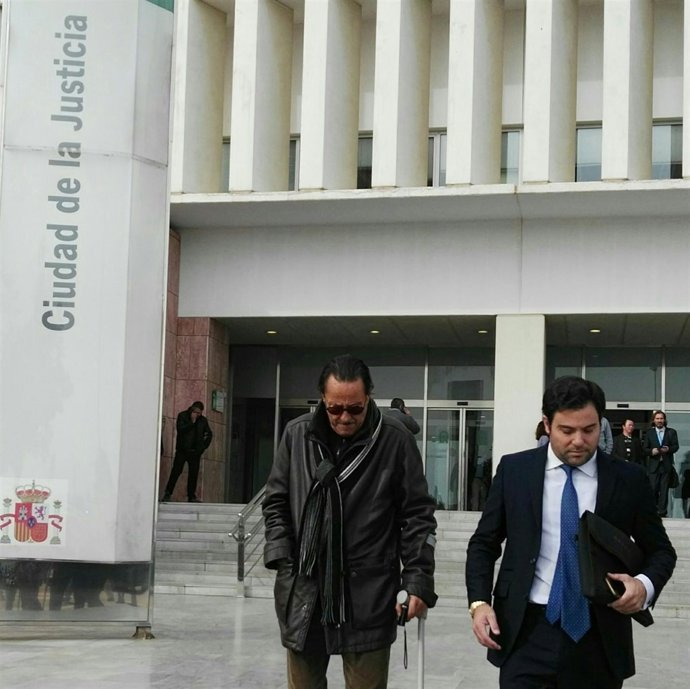 Julián Muñoz a la salida de los juzgados de Málaga