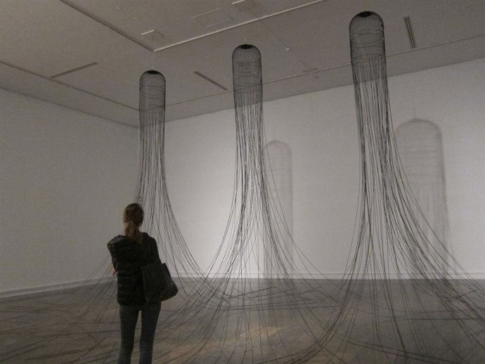 Una espectadora observa uan obra de Espaliú en el IVAM