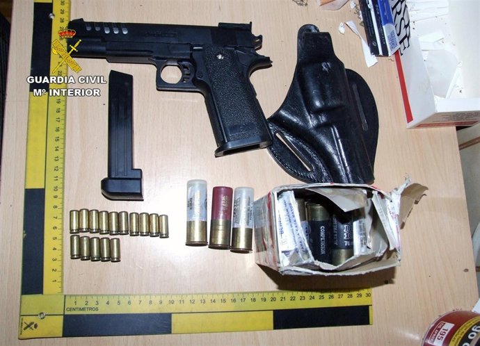 Imagen de la pistola y la munición intervenida