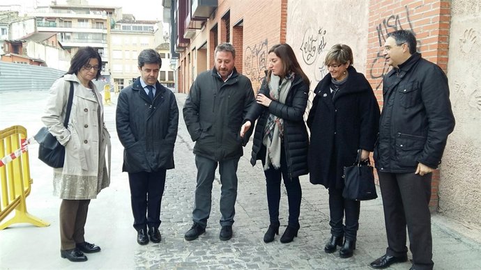Soro en su visita a la calle La Merced de Huesca este miércoles
