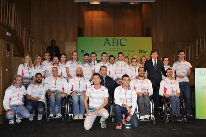 José Ramón Lete con los deportistas paralímpicos