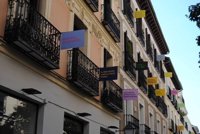 La calle Justiniano decora sus balcones con frases sacadas del Quijote