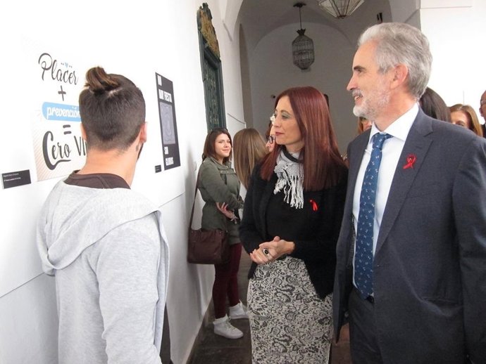 Aquilino Alonso y Felisa Cañete participan en los actos del Día contra el sida