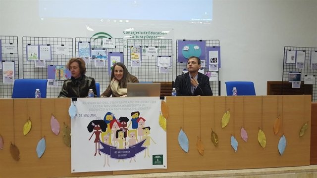 Ruiz (centro), durante el encuentro