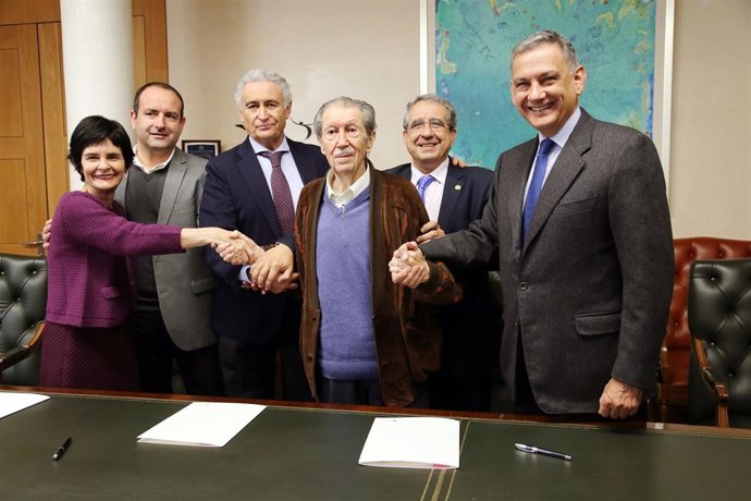 Manuel Alcántara asiste firma premio que lleva su nombre