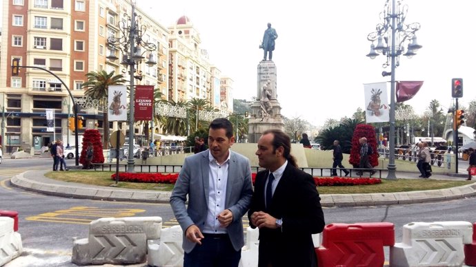 Cassá y Carballo en la rotonda del Marqués de Larios 