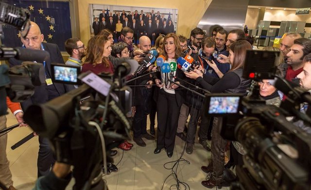 Susana Díaz atiende a los medios tras entrevistarse como comisarios de la UE