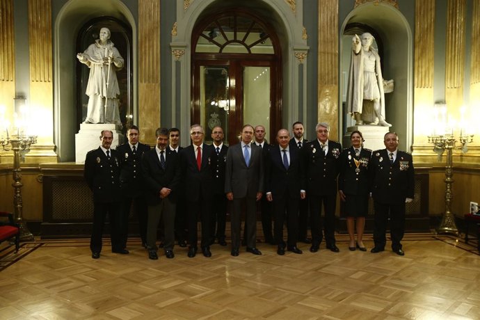 Jorge Fernández Díaz en el acto de entrega de condecoraciones a la Policía