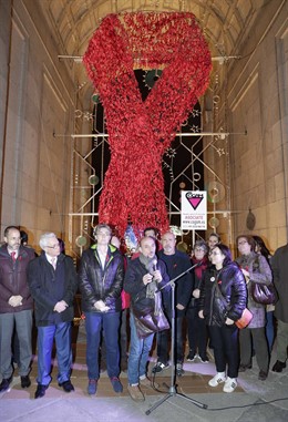 Colocan un lazo rojo por el Día Mundial del Sida