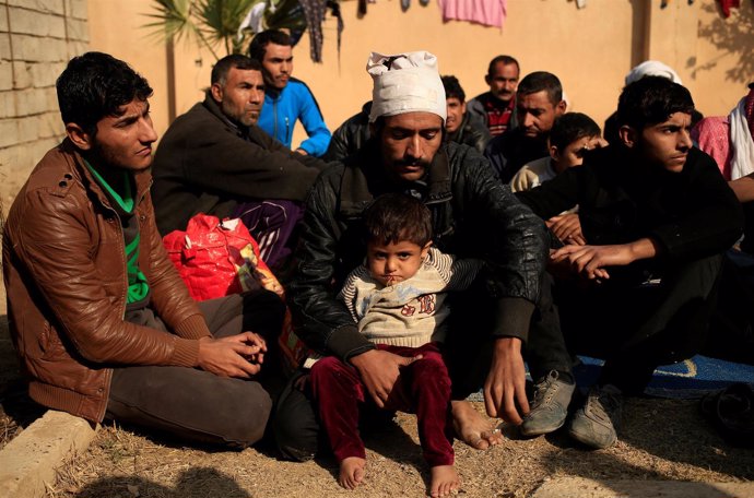 Hombres desplazados por la ofensiva sobre Mosul
