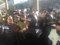 Tensión entre urbanos y activistas ante la Ciudad de la Justicia por el juicio a Garganté