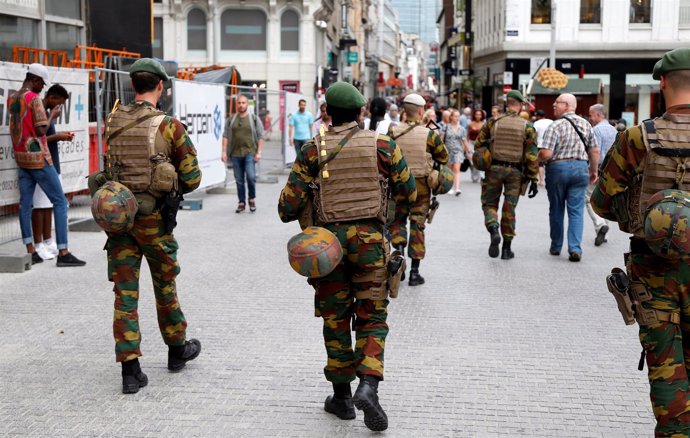 Militares belgas patrullan las calles de Bruselas
