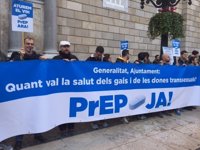 Unas 50 personas protestan en Barcelona para pedir la pastilla que previene el VIH