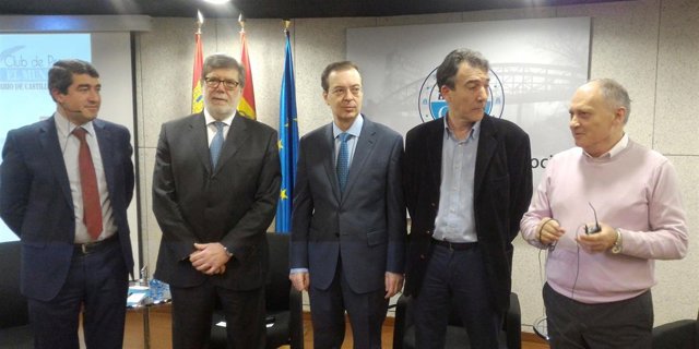 Barrios, en el centro, en la jornada 'Oportunidades y retos de Castilla y León'