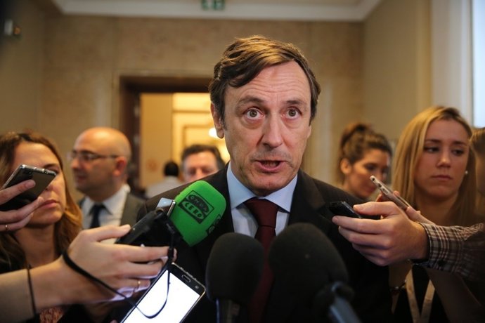 Rafael Hernando atiende a los medios en el Congreso