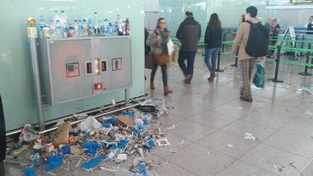 La suciedad y los residuos se acumulan en las terminales de El Prat